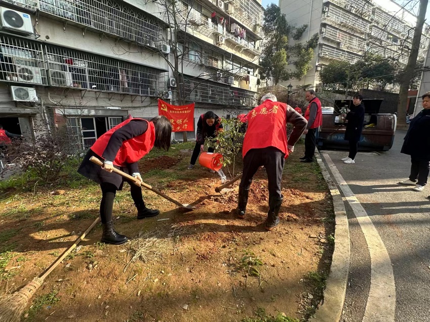永丰社区开展“党建引领 绿色行动”义务植树活动
