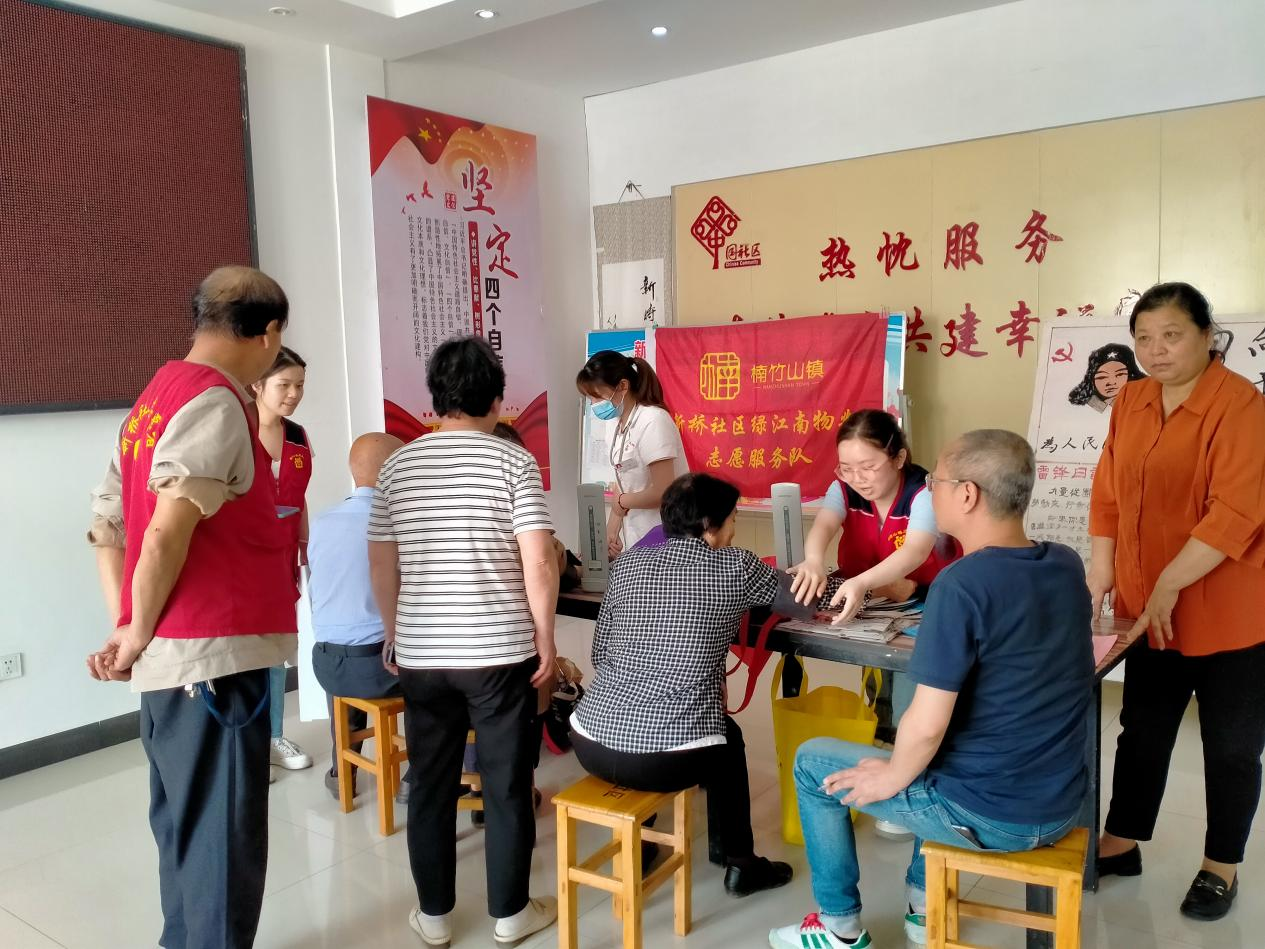 新桥社区开展“义诊服务暖民心”活动