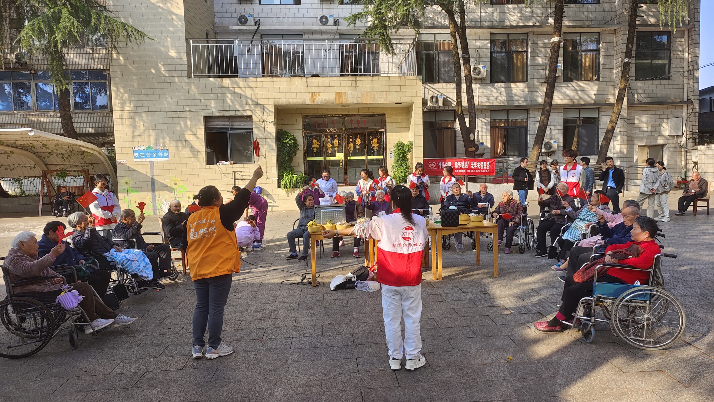 湘潭仁与社工开展“情暖夕阳，耋乐融融”敬老服务活动
