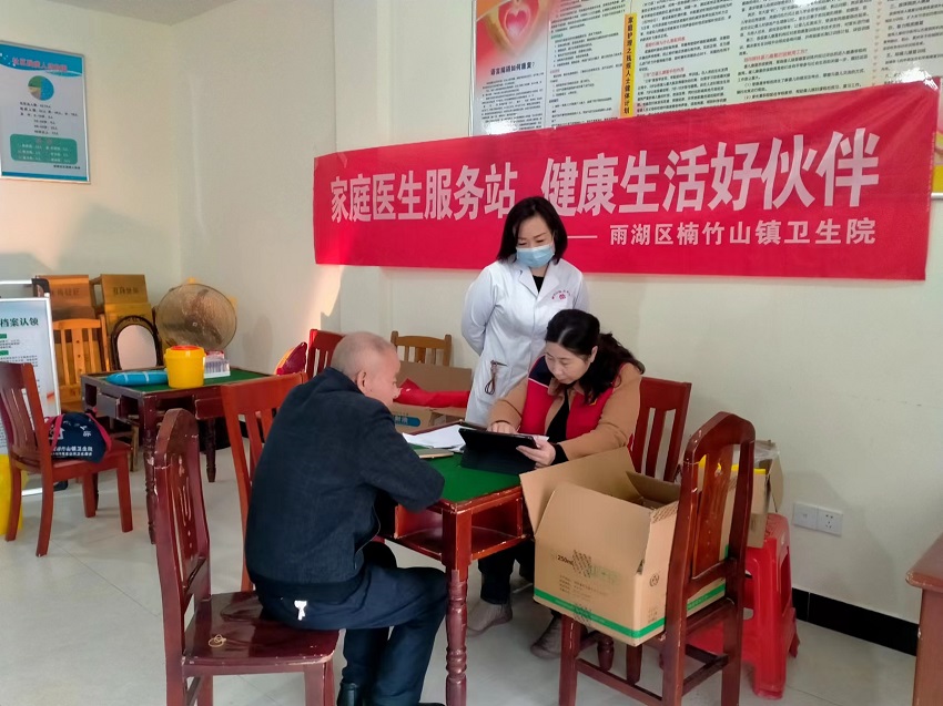 新桥社区：开展医保政策宣传和义诊活动
