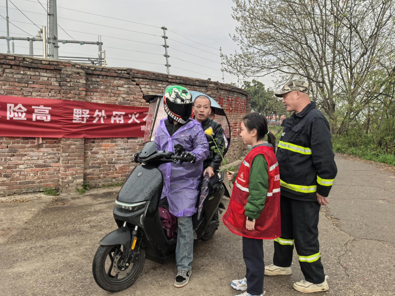 狮山村：清明祭扫树新风 青春力量倡文明