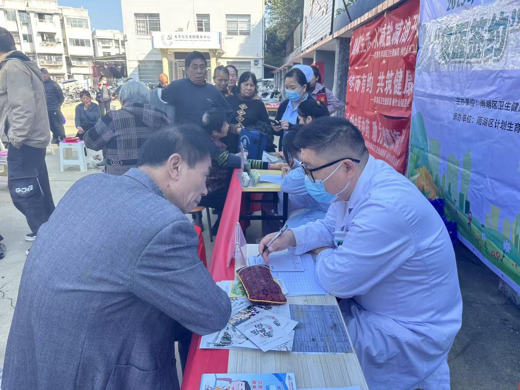 楠竹山镇家庭医生进社区，暖心守护居民“健康门”