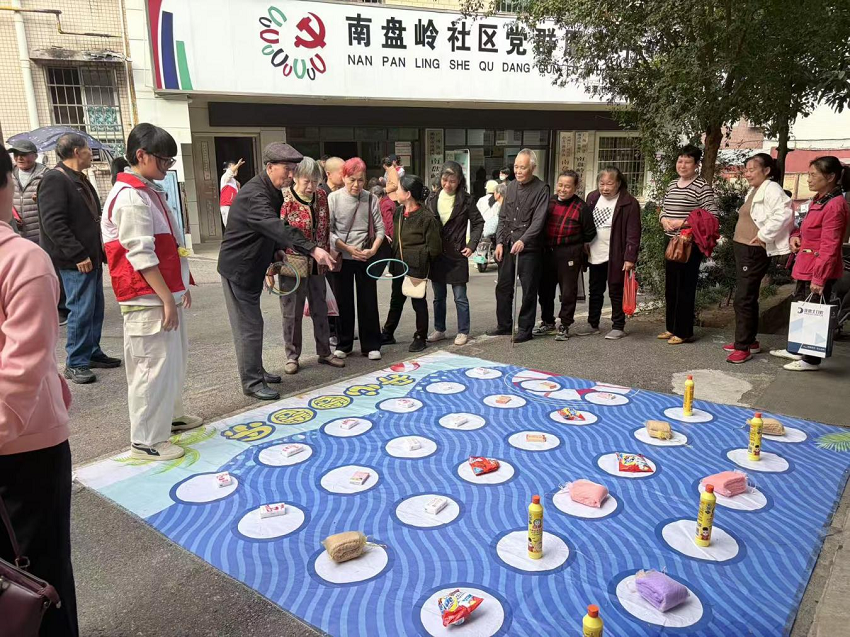 南盘岭社区：重阳游园暖意浓，激活“银发”幸福感