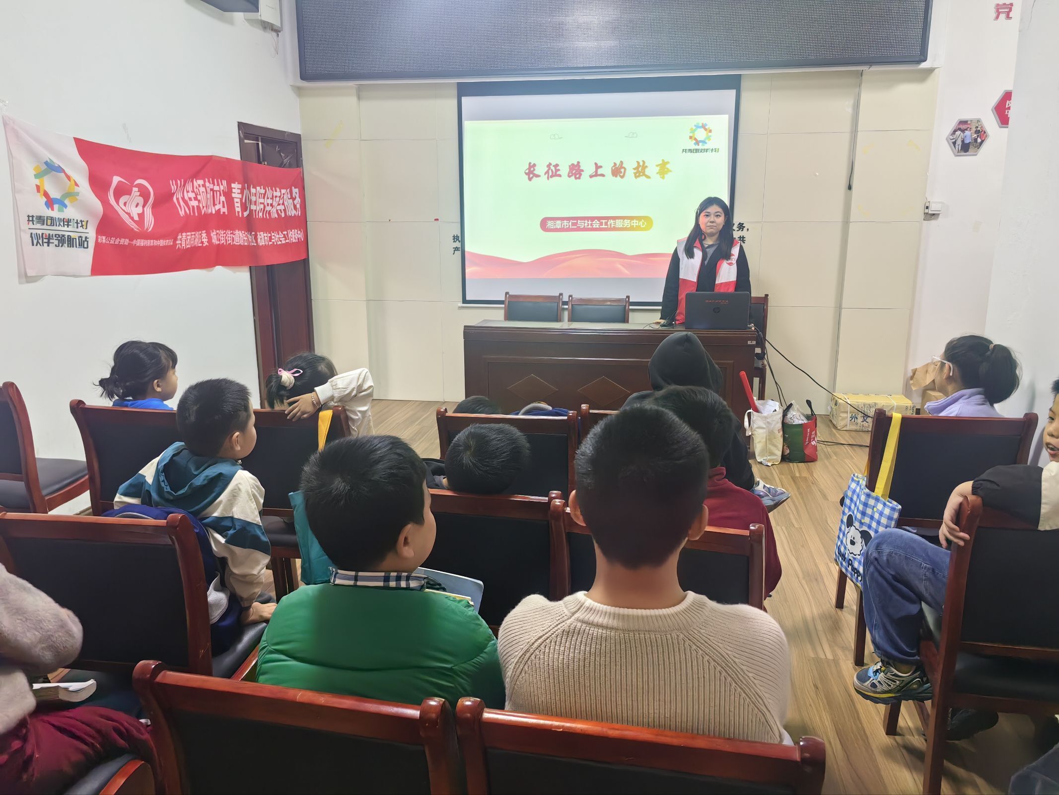 瞻岳门社区：开展“长征路上的故事”爱国主义教育活动