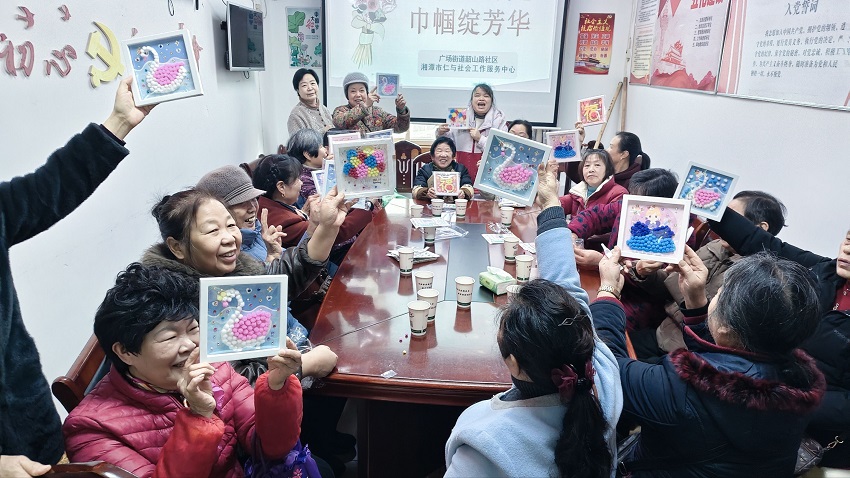 韶山路社区：开展“指尖绘春光·巾帼绽芳华”妇女节主题活动