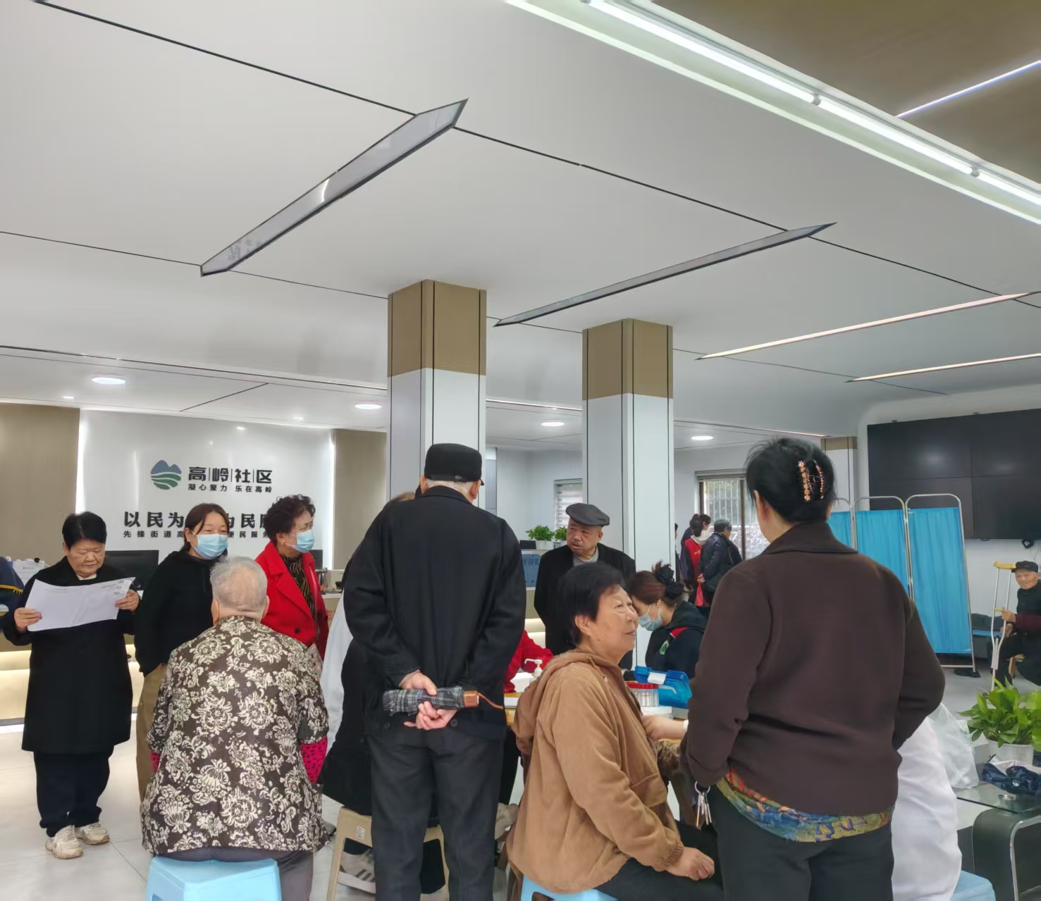 高岭社区开展“义诊惠民进社区 温情守护夕阳红”老年健康体检活动