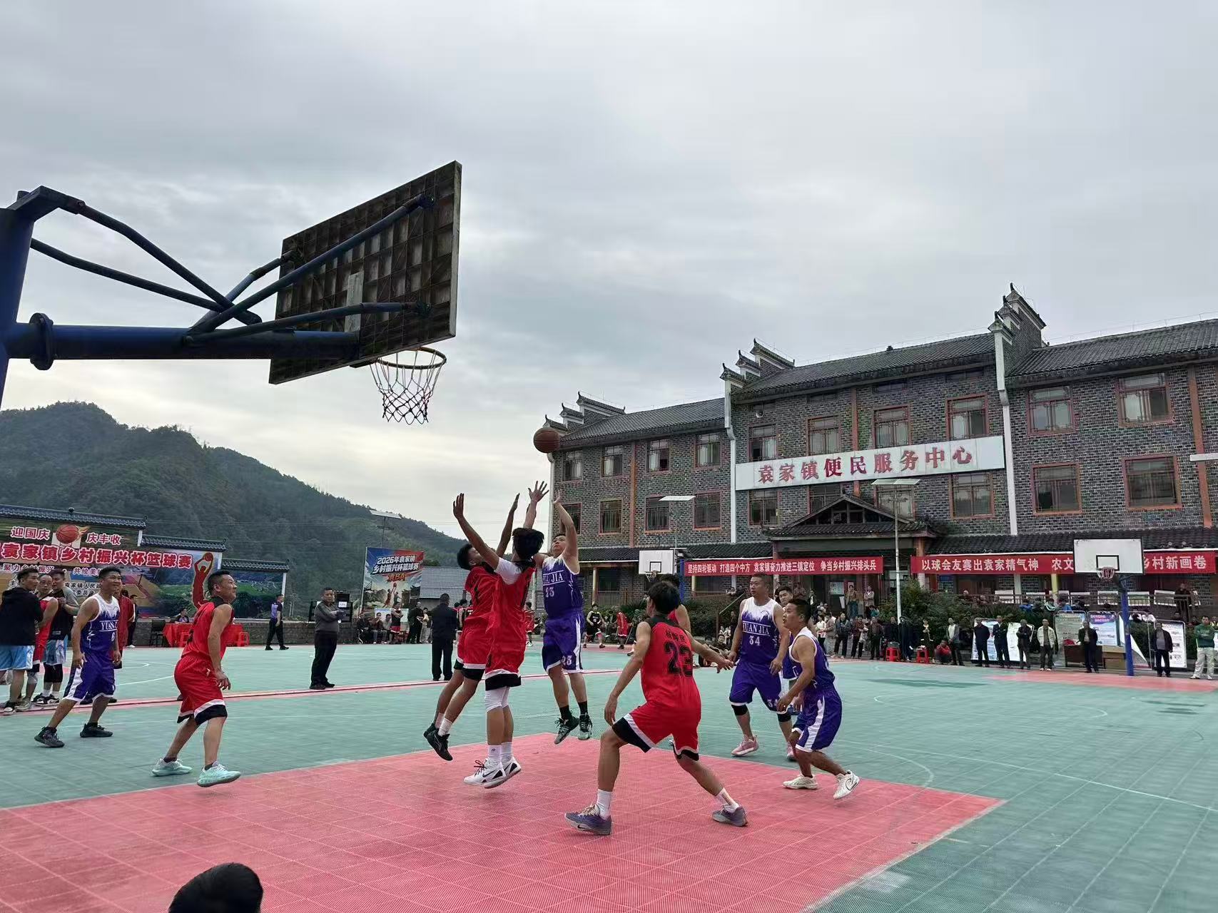 中方县袁家镇：篮球竞技迎国庆　集市展销促振兴