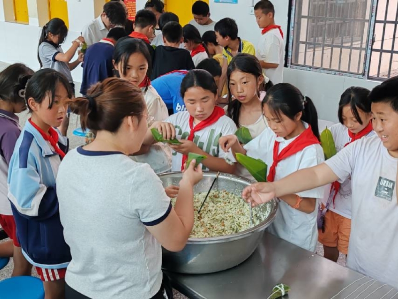 走马坪小学师生共包粽子乐享劳动端午