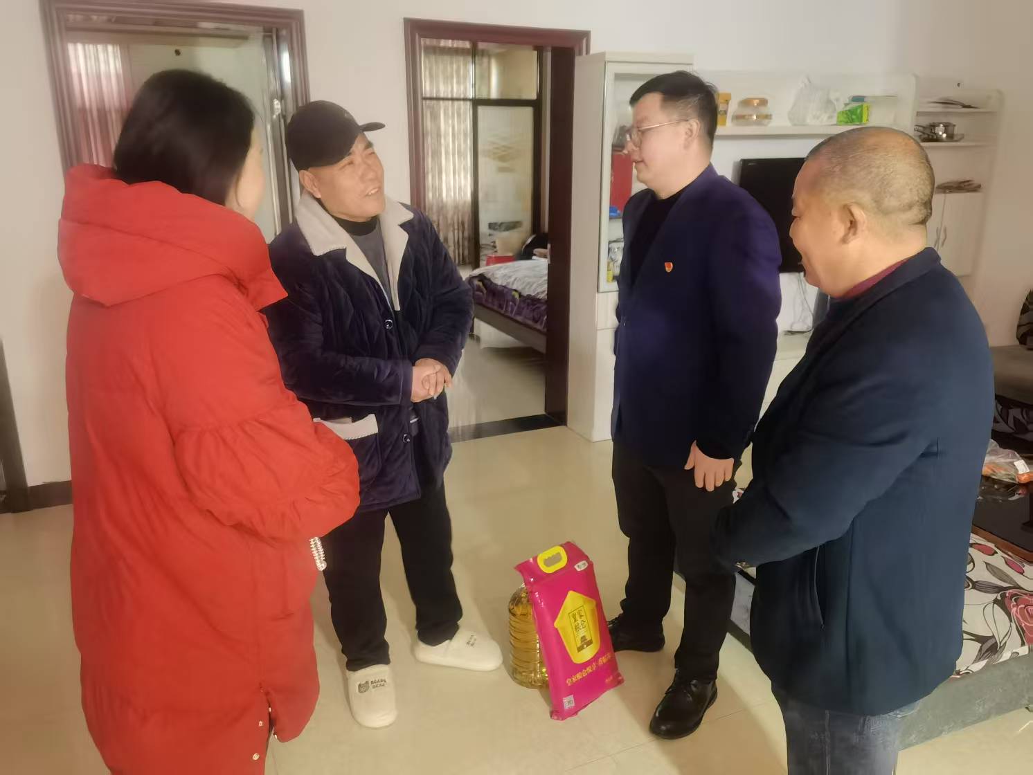 长虹街道滨江社区与交通银行携手送关怀