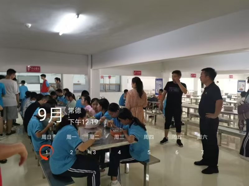 汉寿县帅孟奇中学：温情陪餐乐相伴 共同携手促成长