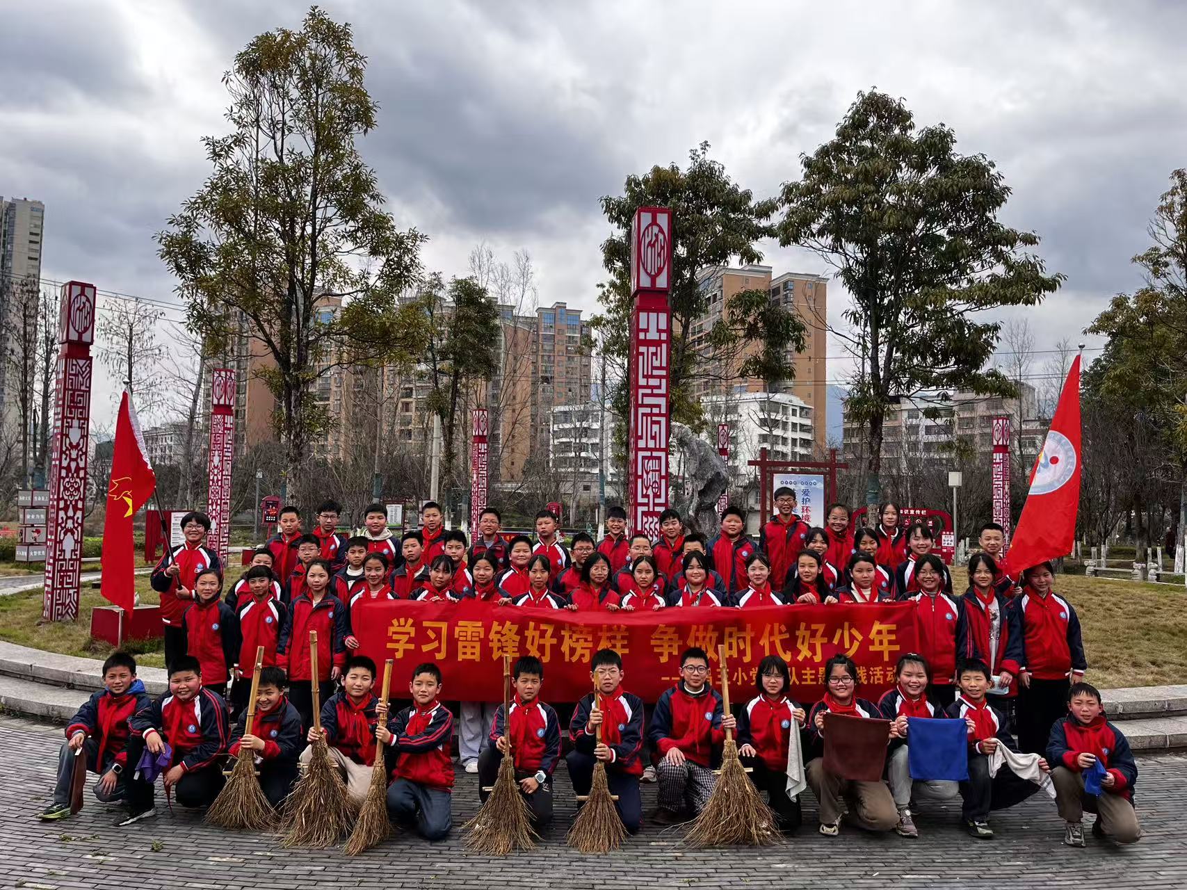 文昌街道第三小学：践行雷锋精神，美化伏龙洲环境