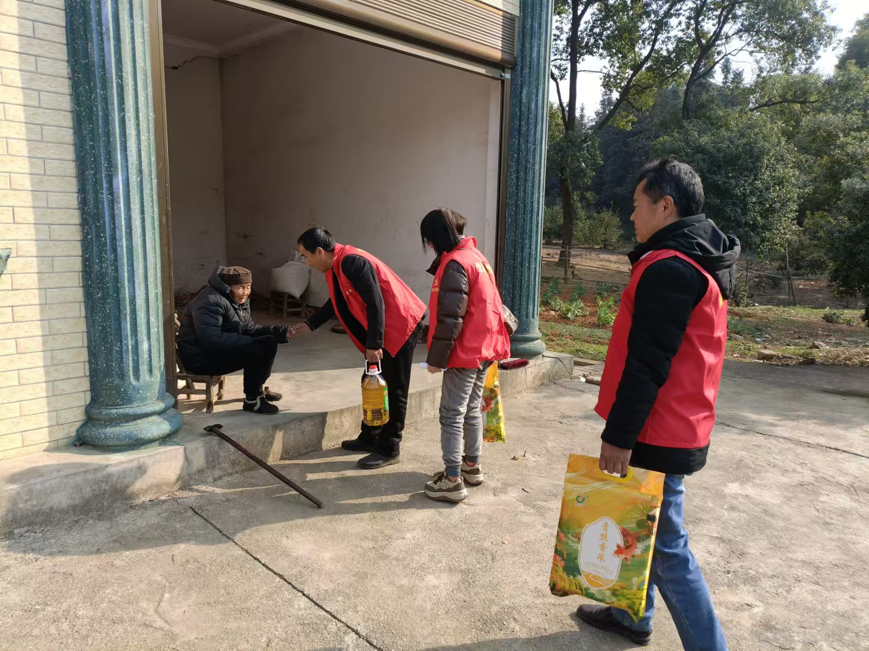 汉寿县龙潭桥镇：红土墙村开展“浓情新春 情系长者”新春慰问活动