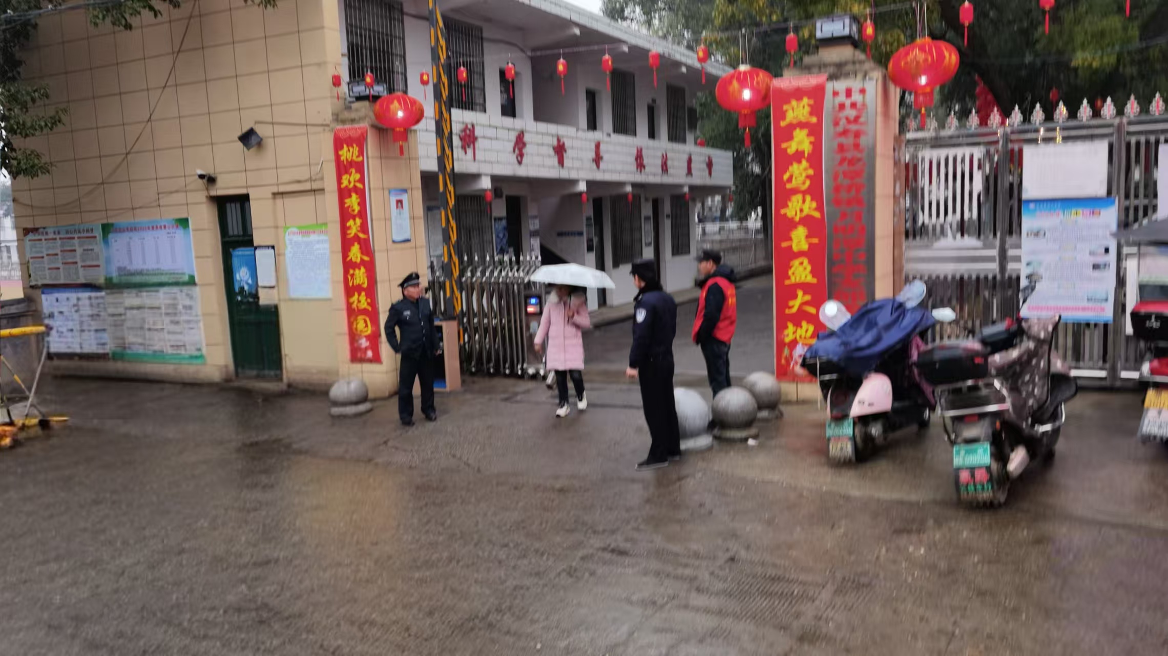 汉寿县龙潭桥镇：镇警同心护学路，开年童梦启新程