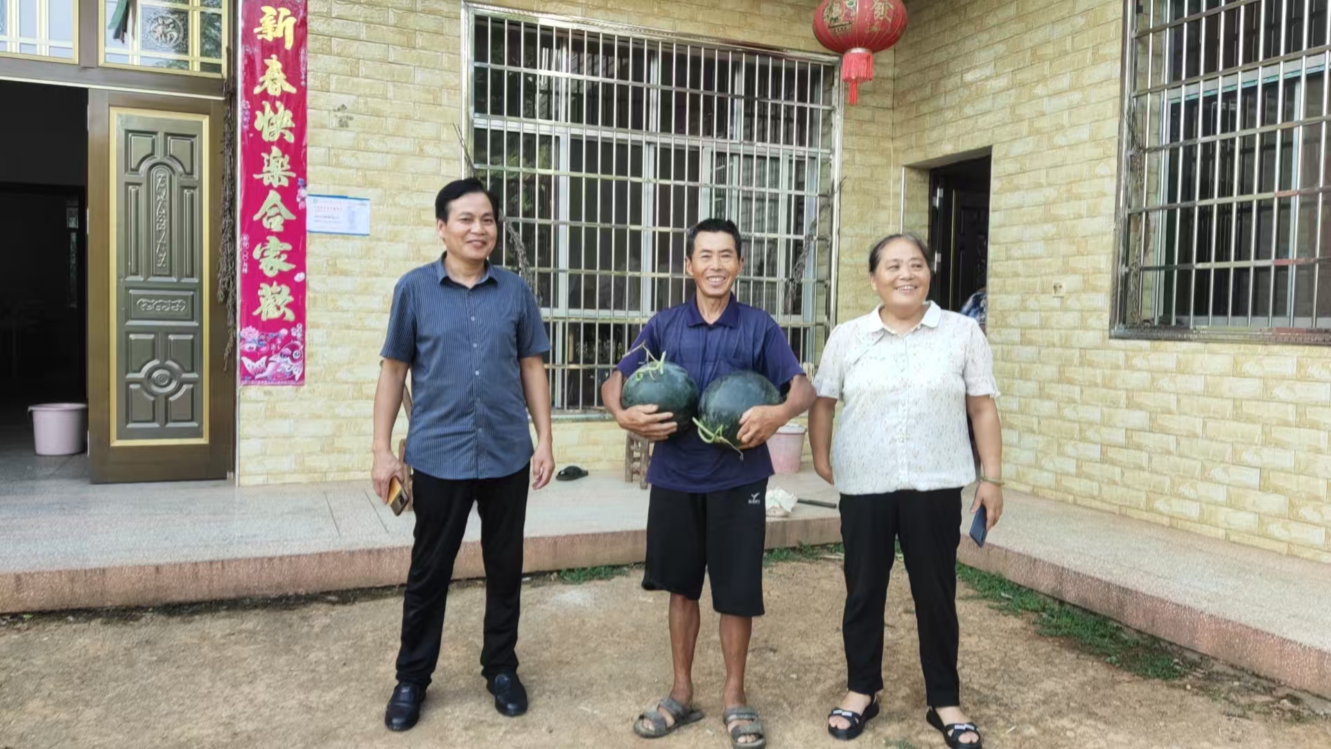 汉寿县龙潭桥镇：干群同心，西瓜“送清凉”