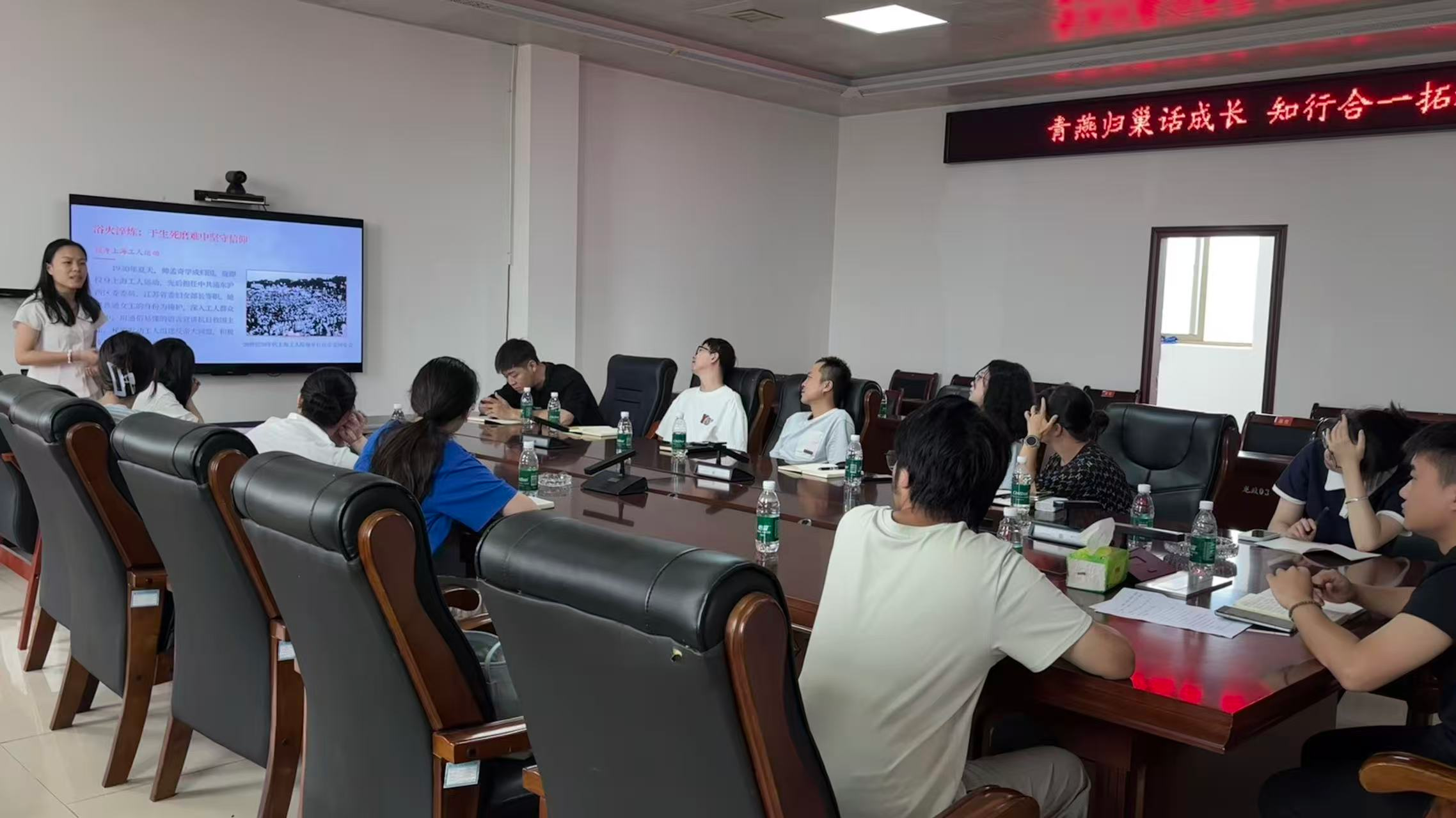 龙潭桥镇：开展“青燕归巢话成长 知行合一拓视野”年轻干部座谈会