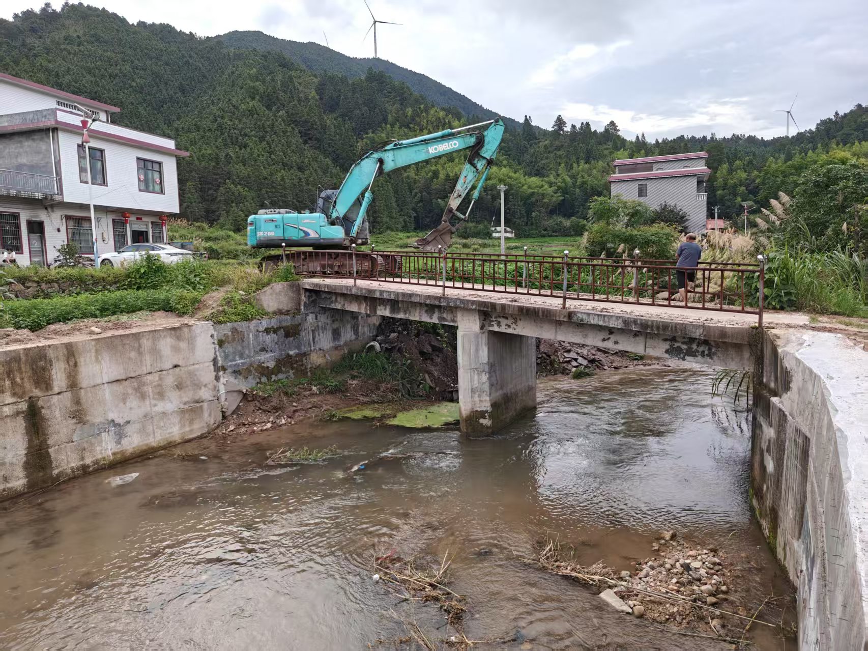 大桥瑶族乡开展河道清淤防汛工作