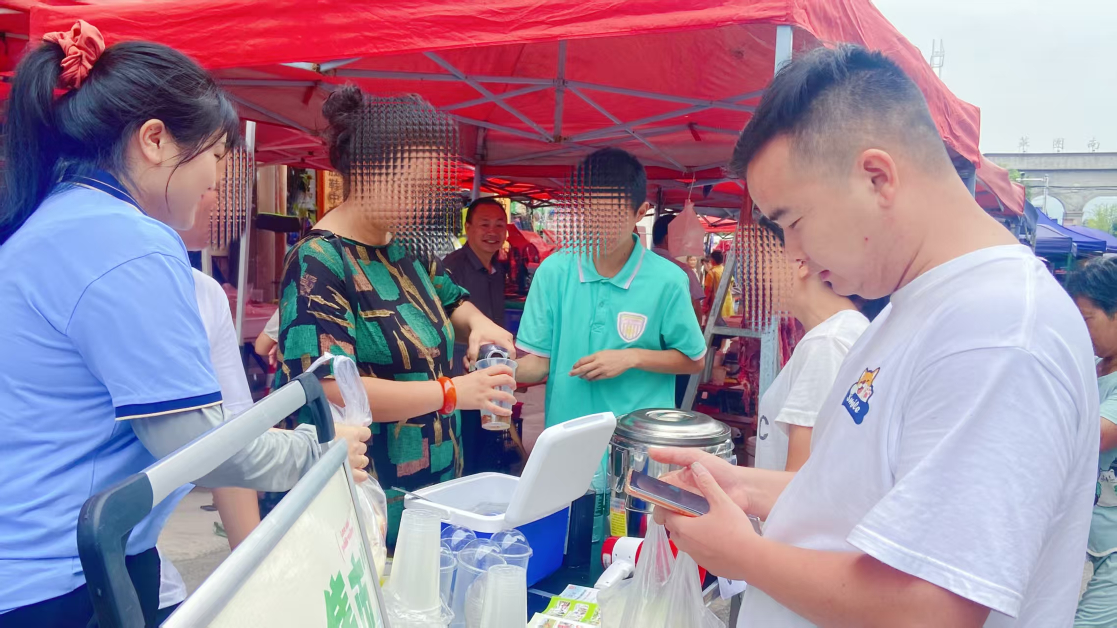 中方县社会工作服务中心：康复会员集市展风采 技能实践助力融入社会