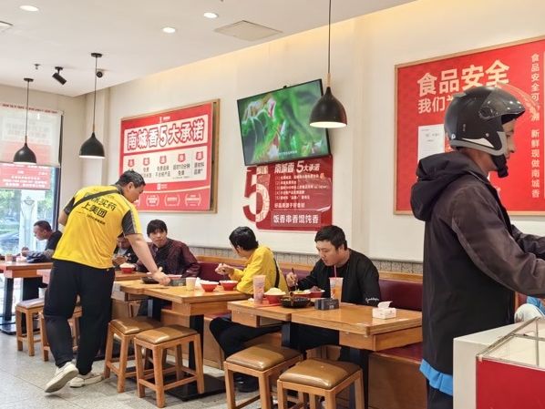 200家餐饮门店设置“小哥加油站”，小哥如何解决三餐