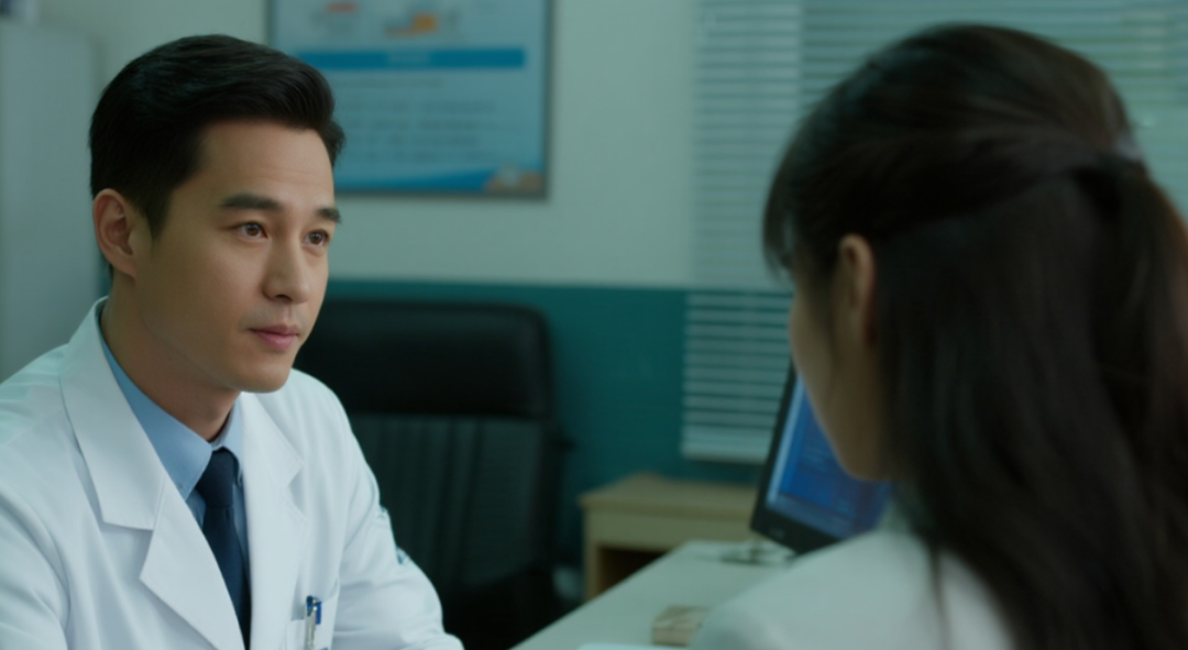 jimeng-2025-10-13-9152-亚洲医生和患者，真实风格.png