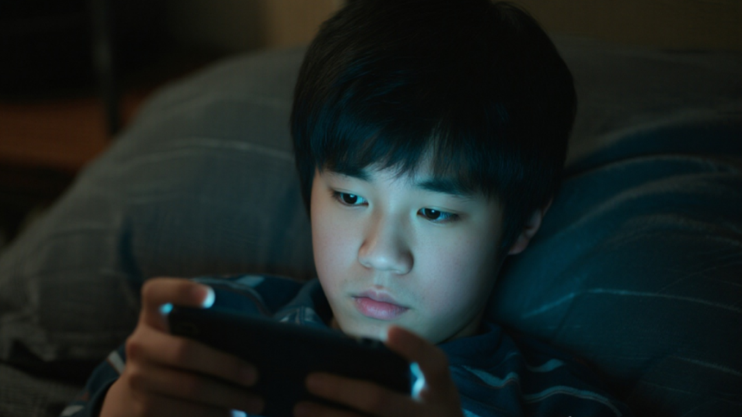 jimeng-2025-10-11-5900-亚洲人熬夜用手机打游戏，真实风格.png