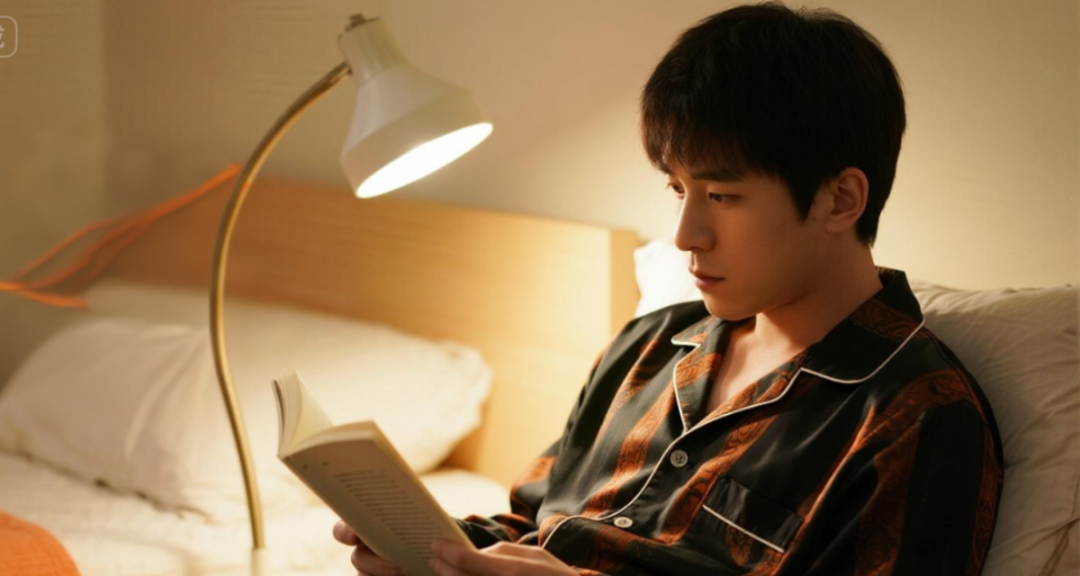 jimeng-2025-10-13-4900-亚洲人在床上阅读纸质书，打开了台灯真实风格.png