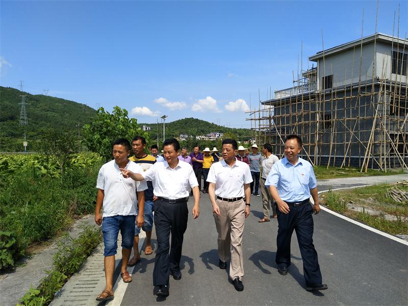 岳阳市人大常委会党组书记向伟雄来我县调研考察