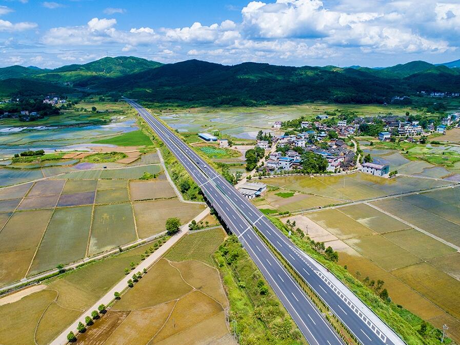 车在高速跑    人在画中游
