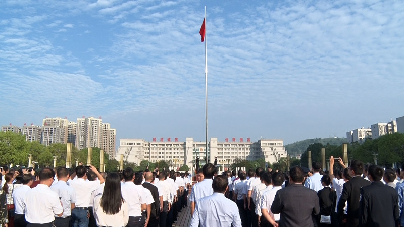 我县举行庆祝建国69周年升国旗仪式