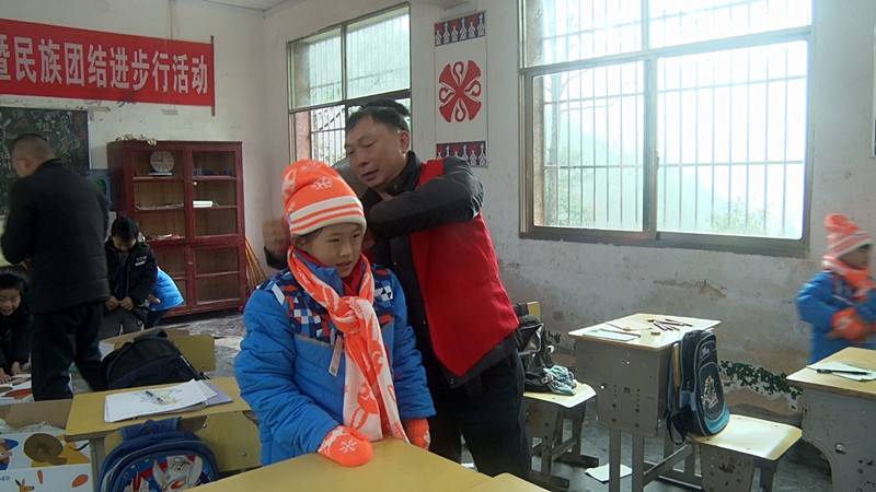 冬日暖行：古郡志愿者协会给山区学生送“温暖包”