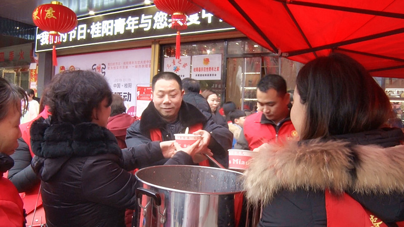 腊八节免费送粥暖人心