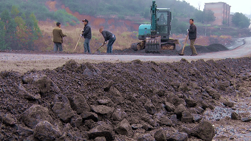 县公路局加紧施工 保春运道路畅通