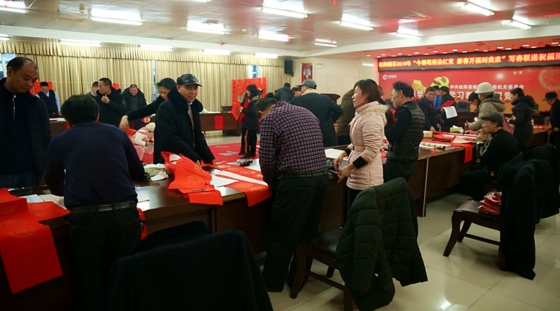 我县烟草公司开展写春联送祝福活动