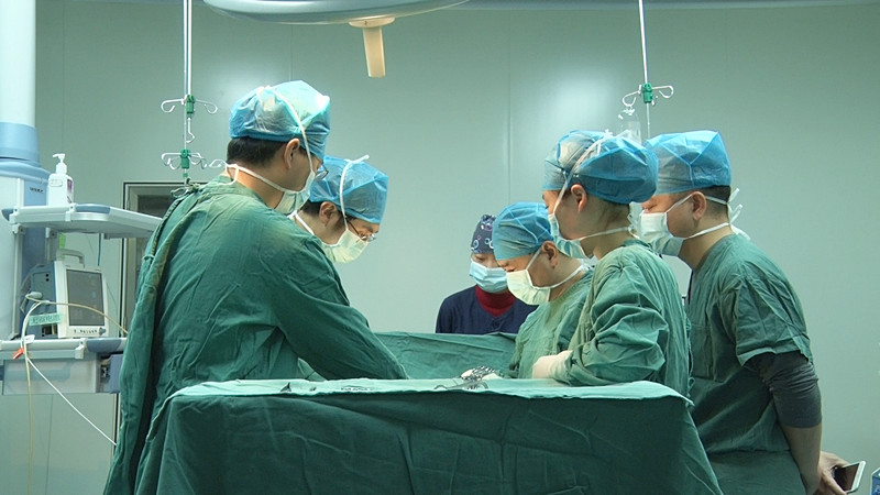 省级医学专家团队到县人民医院义诊
