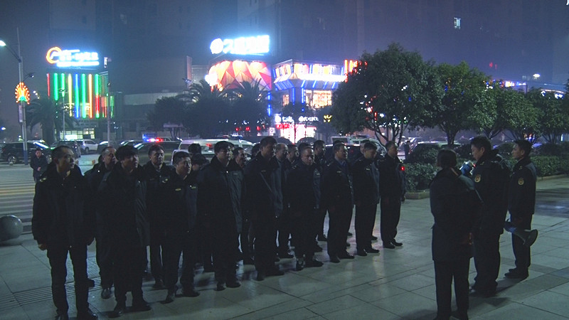 城管夜查违令燃放鞭炮