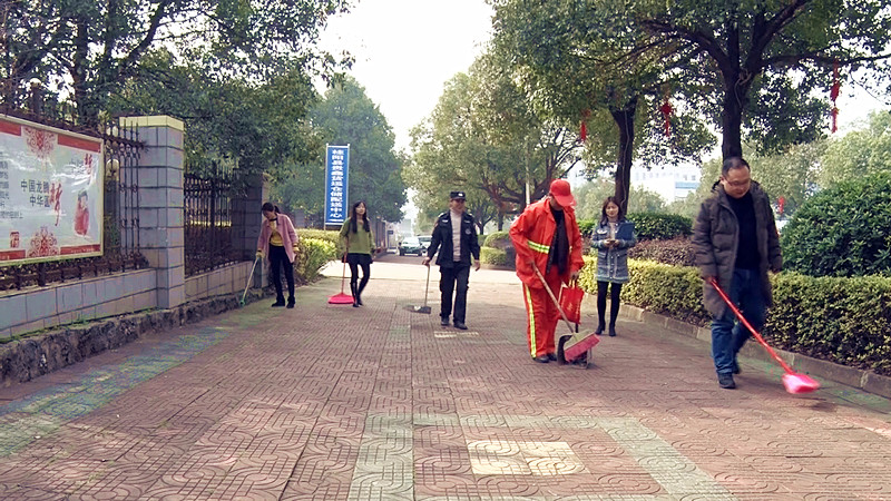县工业园开展“环境卫生大扫除，干干净净过新年”活动