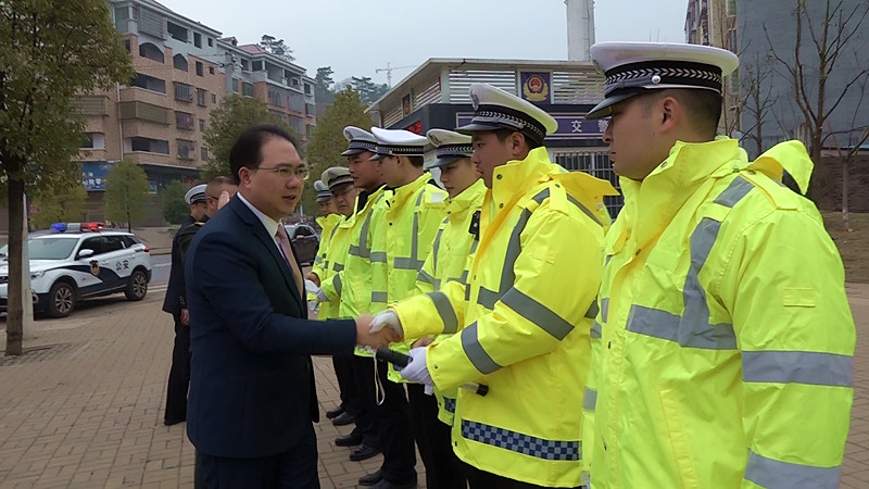 朱阳辉看望慰问春节坚守岗位一线工作人员