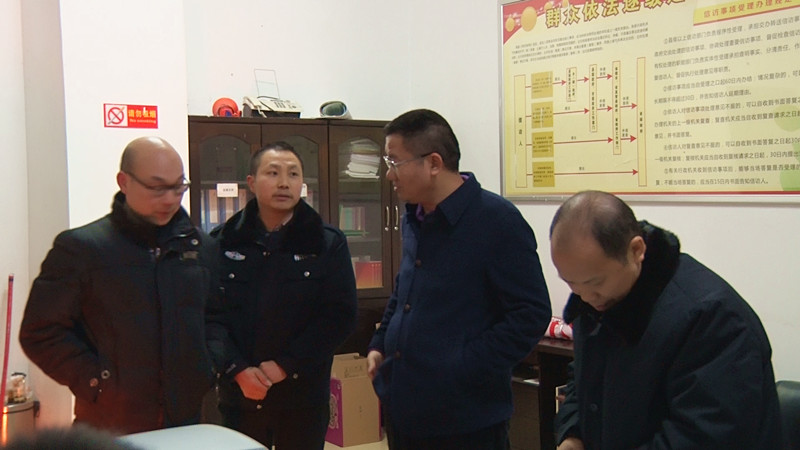 黄力深夜督查防汛工作 