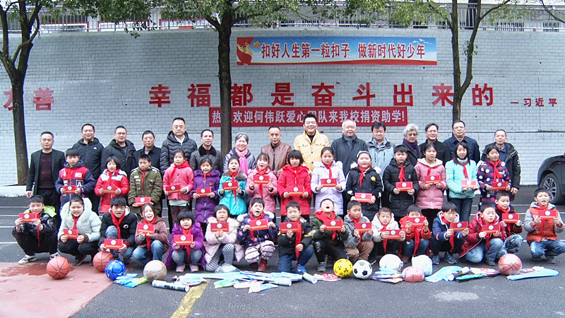 爱心团队为山区贫困学子送温暖