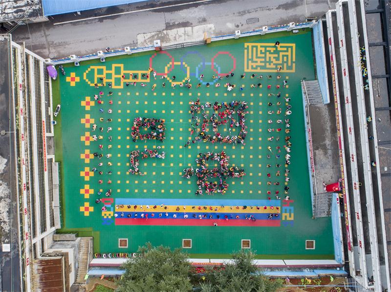 建国70周年：蓉峰幼儿园全体师生齐力摆出“70 中国”造型