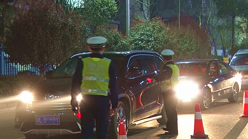 县公安交警大队联合交叉执法夜查行动