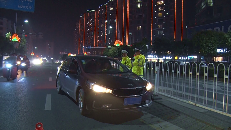 县交警大队开展交通安全夜查行动