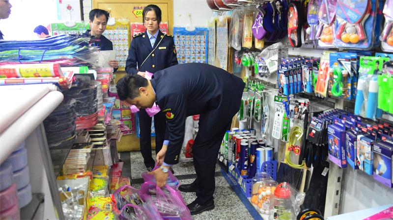 县市场监督管理局严查校园周边市场