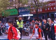 【我是交警  我在路上】交警“护学岗”撑起14万学子“平安伞”
