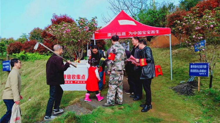 桂阳县广播电视台党支部开展四月主题党日活动--劝导市民清明文明祭扫
