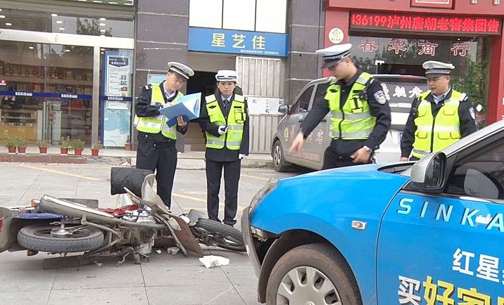 【我是交警我在路上】 事故处理民警：奔波在路上的“和事佬”