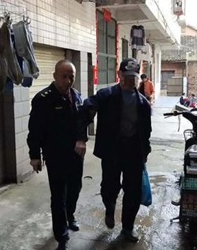 【新时代文明实践在桂阳】 暖心城管护送“帕金森”老人回家