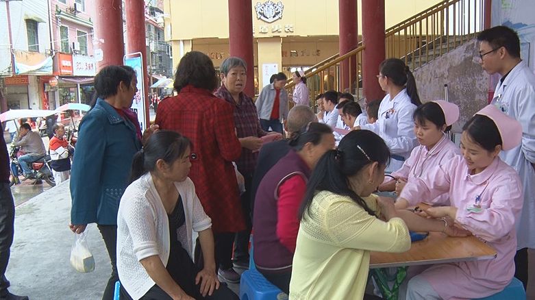 我县开展“全国肿瘤防治宣传周义诊”活动