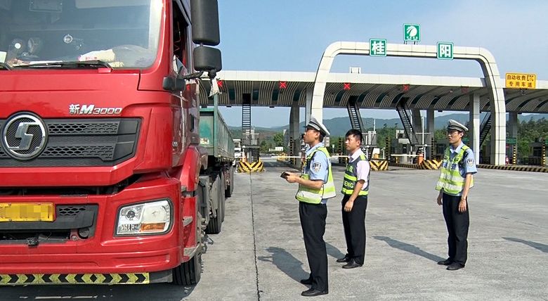 我县开展高速公路入口治超专项行动