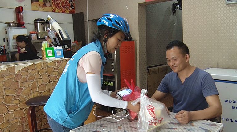 【壮丽70年.奋斗新时代】女骑手谢小红：累与甜在一起