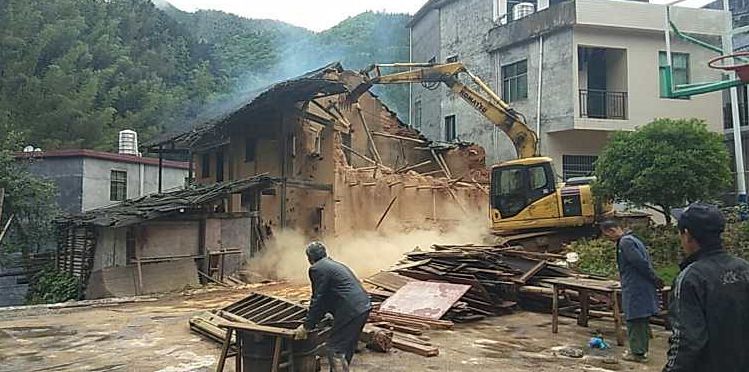 白水瑶族乡：拆除废旧杂房 腾空土地数百平米